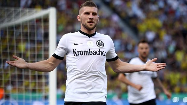 
                <strong>Ante Rebic</strong><br>
                Die fehlende Torgefahr wurde Rebic die ganze Saison hindurch vorgeworfen. Im Pokalfinale zeigt er dann aber, dass er es kann. Eiskalt schlägt der Kroate beim 1:1 zu. Guter Einsatz, gute Pässe, gute Leistung von Rebic – wahrscheinlich seine Beste im Trikot von Eintracht Frankfurt. Und das beim Saisonhöhepunkt. In Hälfte zwei aber nicht mehr so präsent. ran-Note: 2
              