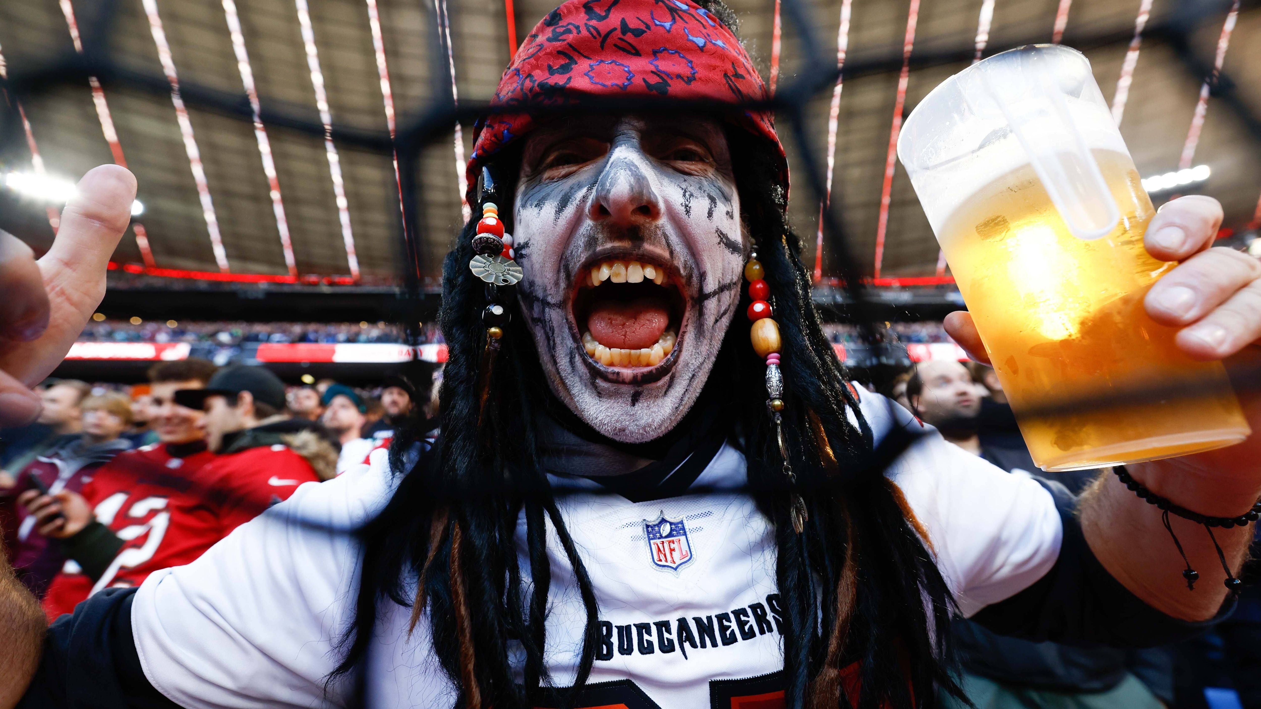 <strong>So viel kosten Bier, Bratwurst und Co. beim NFL Munich Game</strong><br>Das NFL Munich Game ist ein teures Vergnügen. Nicht nur für die Tickets müssen Fans tief in die Tasche greifen. Wer sich im Stadion Bier, Bratwurst und Co. gönnen möchte, bringt besser den großen Geldbeutel mit. Die Preise haben Oktoberfest-Niveau. <strong><em>ran</em></strong> gibt einen Überblick.