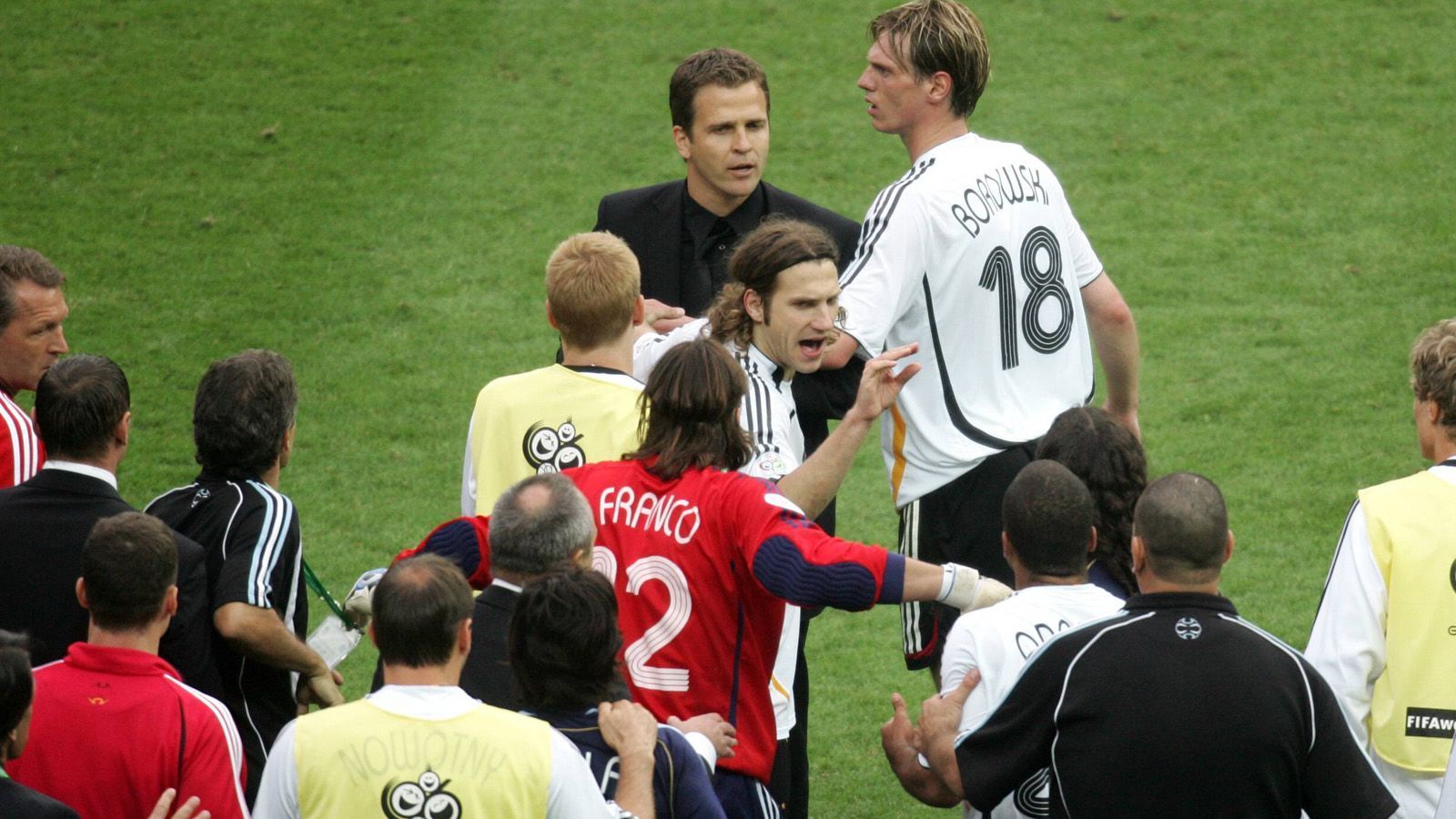 
                <strong>2006</strong><br>
                Wir haben es nicht vergessen: Nach einer (provozierten!) Tätlichkeit nach dem Viertelfinale 2006 gegen den Argentinier Julio Cruz wurde Torsten Frings gesperrt und fehlte gegen Italien. Das Aus im Halbfinale und das Ende des Sommermärchens war demnach die Schuld der Argentinier. Seitdem ist das Verhältnis zu den Südamerikanern nachhaltig belastet. Allez les Bleus!
              