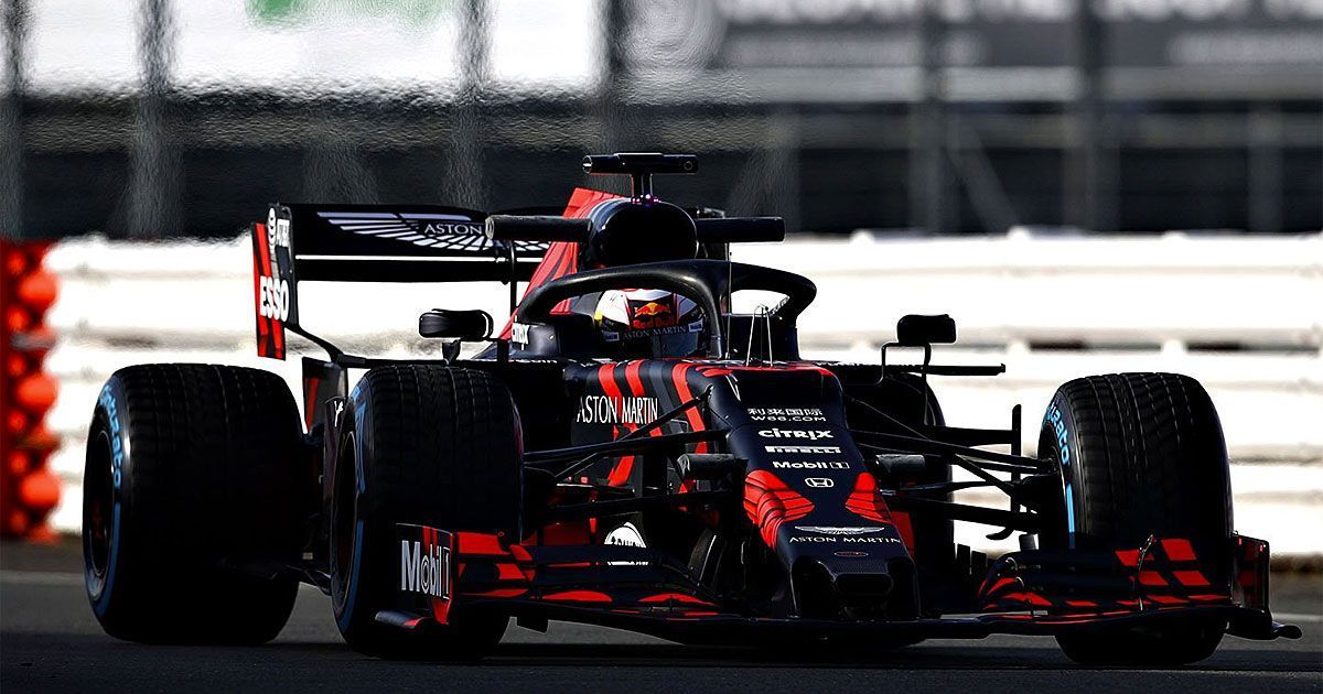 
                <strong>Formel-1-Autos 2019: Aston Martin Red Bull Racing</strong><br>
                Und so sieht der Schlitten im Einsatz aus. Erstmals werden die Red Bull von einem Honda-Motor angetrieben, die langjährige Partnerschaft mit Renault gehört der Vergangenheit an. In den Cockpits nehmen der von Toro Rosso geholte Franzose Pierre Gasly und Max Verstappen aus den Niederlanden, der jüngste GP-Sieger der Formel-1-Geschichte Platz.
              