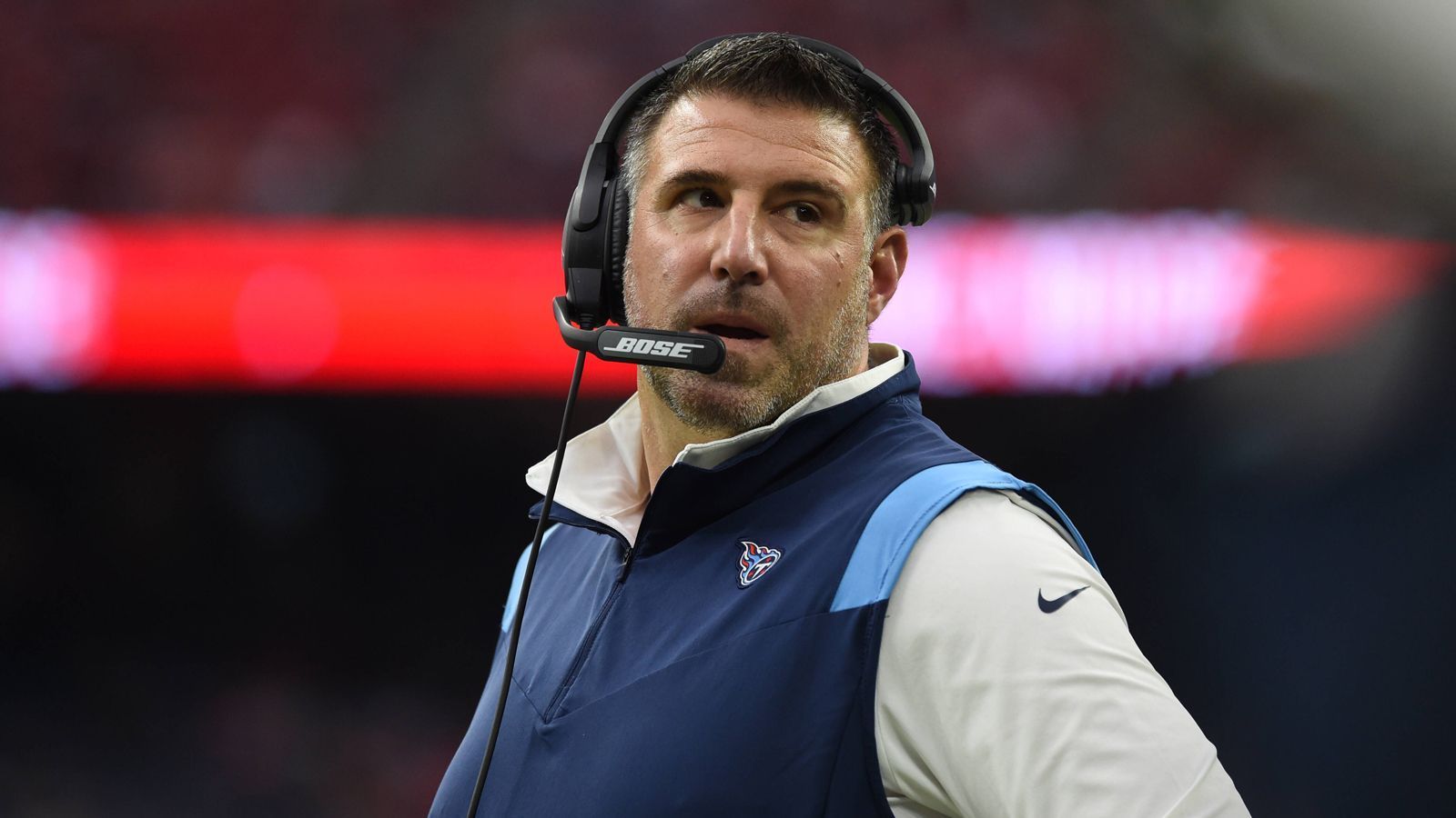 
                <strong>Coach of the Year Kandidat Mike Vrabel</strong><br>
                Dass Mike Vrabel als Kandidat für den Coach of the Year Award gilt, ist nach der Saison der Tennessee Titans keine Überraschung. Die Titans gewannen mit einer Bilanz von 12-5 eindrucksvoll die AFC South und sicherten sich somit als Topseed der AFC eine Bye Week zu Beginn der Playoffs. Die Konstanz der Titans beeindruckte besonders, da das Team durch viele Verletzungen eingeschränkt wurde. So verletzte sich Star-Running-Back Derrick Henry bereits am achten Spieltag und hinterließ eine enorme Lücke. Auch die Wide Receiver A.J. Brown und Julio Jones fielen immer wieder verletzt aus. Mike Vrabel kam mit diesen Widrigkeiten zurecht und zementierte seinen Status als Top-Coach.
              