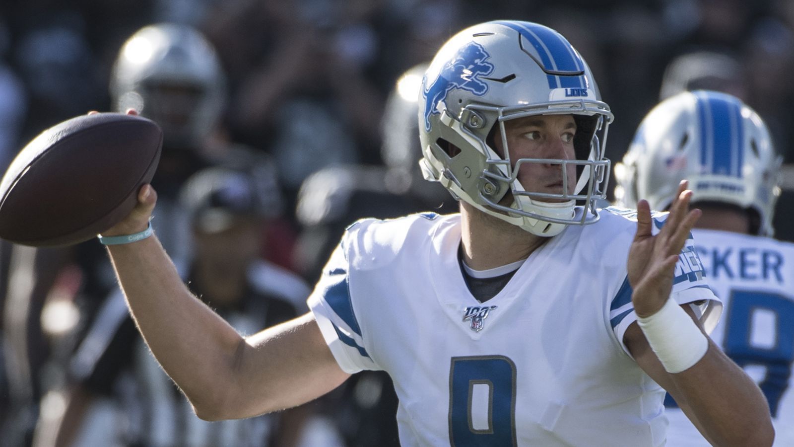 
                <strong>Matthew Stafford zu den Tampa Bay Buccaneers</strong><br>
                Bucs-Quarterback Jameis Winston steht zwar für Spektakel, allerdings auch für jede Menge Interceptions. Er will angeblich 30 Millionen Dollar pro Jahr, was 2019 eine Million für jede Interception gewesen wäre. Dass Lions-GM Bob Quinn Trade-Gespräche wegen Matthew Stafford bestritten hat, ist eher ein Indiz, dass sie tatsächlich stattfinden. 
              
