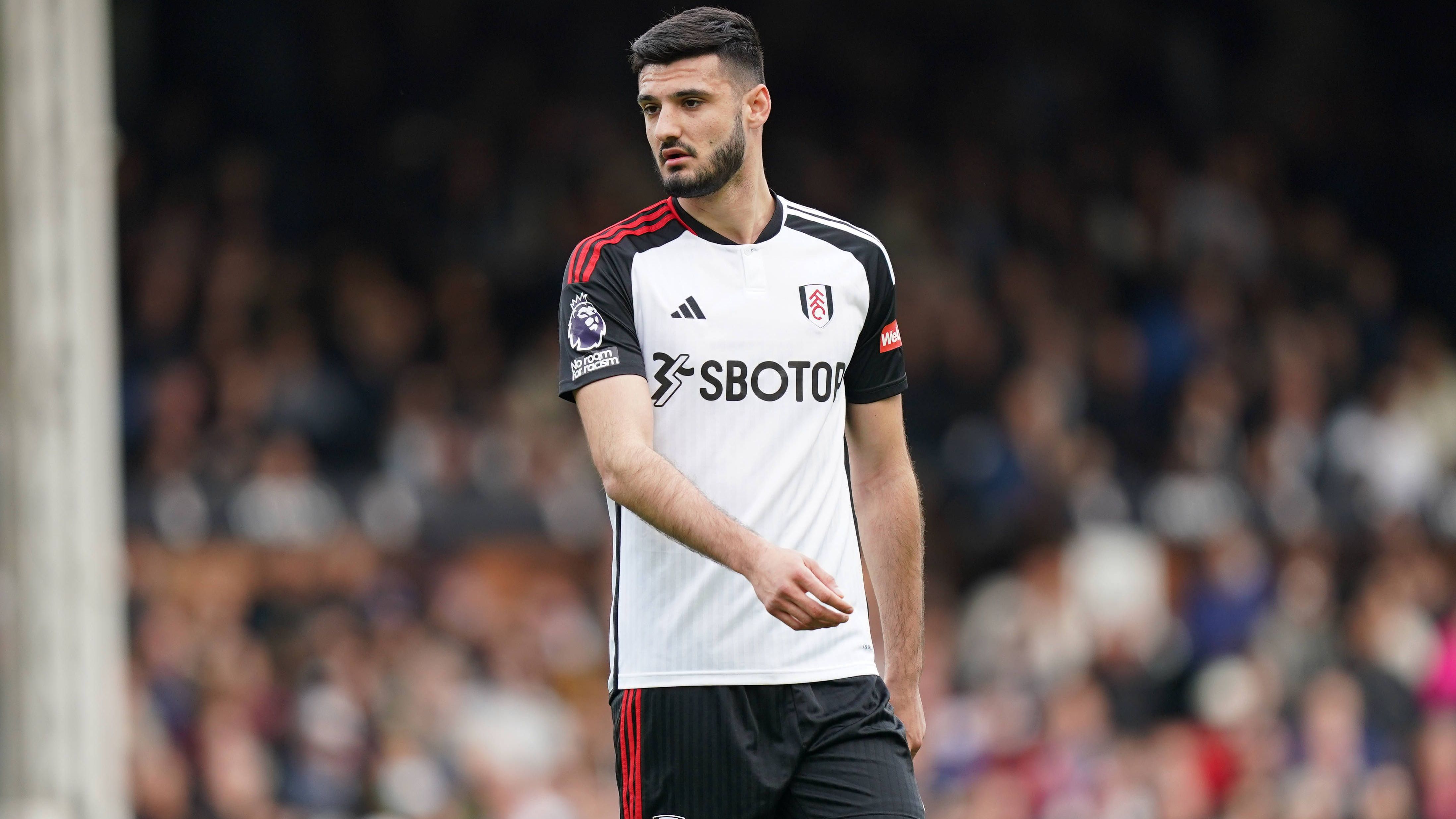 <strong>Armando Broja (verliehen an Fulham)</strong><br>Nach zuvor bereits mehreren Leihen ist Stürmer Armando Broja erneut von Chelsea verliehen worden. Derzeit läuft er für Fulham auf und könnte wohl im Sommer 2024 ein weiteres Mal innerhalb Londons wechseln. Da der 22-Jährige bei den "Blues" wohl nicht mehr gefragt ist, könnte das angeblich interessierte West Ham United zuschlagen. Brojas Vertrag läuft bis 2028.