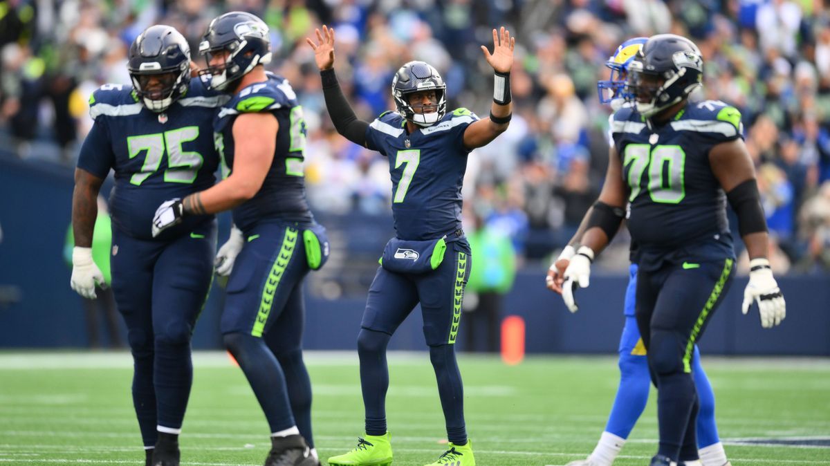 NFL, American Football Herren, USA Los Angeles Rams at Seattle Seahawks Nov 3, 2024; Seattle, Washington, USA; Seattle Seahawks quarterback Geno Smith (7) celebrates after throwing a touchdown pass...