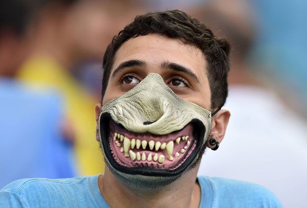 
                <strong>Verrückt, sexy, skurril: Fans in Brasilien</strong><br>
                Auch er weiß, was in seiner Heimat zurzeit das Gesprächsthema Nummer eins ist.
              
