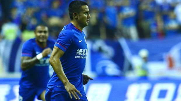 
                <strong>Tim Cahill</strong><br>
                Tim Cahill (Shanghai Greenland Shenhua): Tim Cahill spielt schon seit Februar 2015 für Shanghai Greenland Shenhua. Dort schießt die australische Legende in seinem ersten halben Jahr zehn Tore und bereitet drei weitere vor. 
              