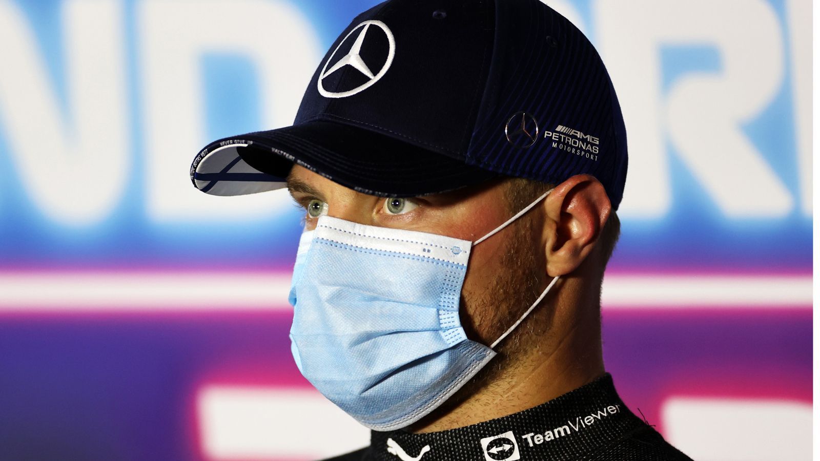 
                <strong>Verlierer: Valtteri Bottas</strong><br>
                Der Job ist klar: Valtteri Bottas soll für Mercedes Verstappen ausbremsen. Der scheidende Finne wird dann aber doch eher locker überholt. Dafür liefert er sich in den letzten Runden "Machtkämpfchen" mit seinem Team, als er Hamilton kurzzeitig den Punkt für die schnellste Runde streitig macht. Ein Tag nach dem Rennen wird bekannt: Bottas fährt in der nächsten Saison für Alfa Romeo, seine Tage beim Serien-Champion sind also gezählt.
              