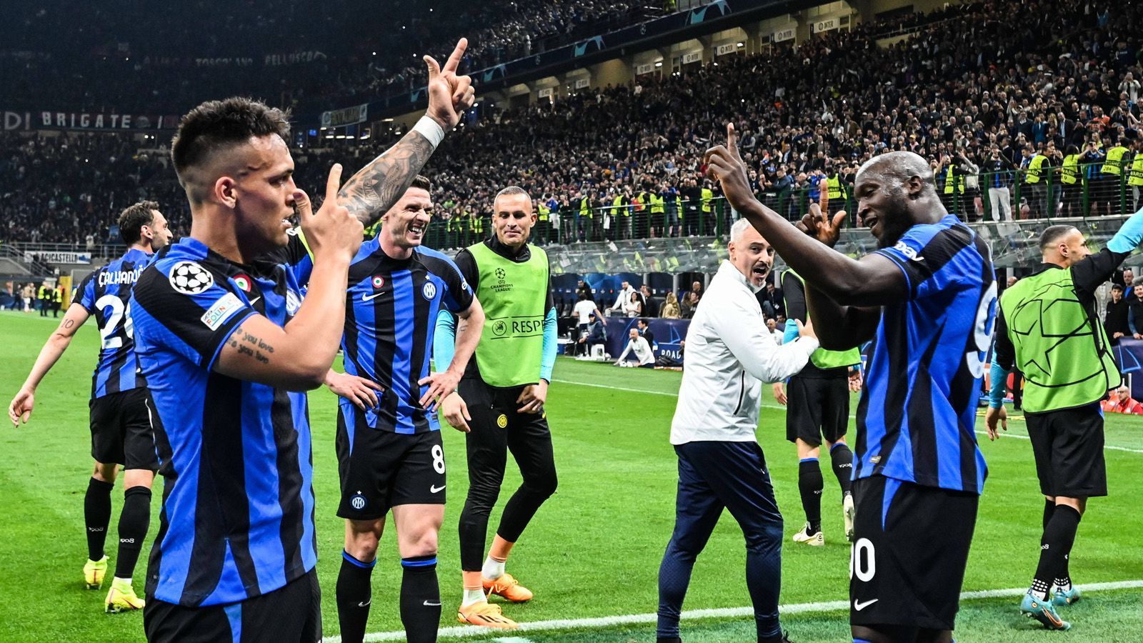 
                <strong>El Mundo Deportivo (Spanien)</strong><br>
                Inter, erster Champions-League-Finalist! In einem wesentlich taktischeren Duell als im Hinspiel entschied Lautaro Martínez den Abend mit einem Tor, das seinen Verein nach Istanbul bringt. Weder Lukaku noch Lautaro, der Star von Inter ist Simone Inzaghi.
              