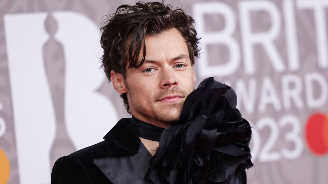 Harry Styles noch im Februar mit seiner berühmten Haarpracht.