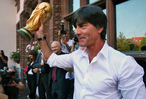 
                <strong>Freiburg feiert "Popstar" Löw</strong><br>
                Stolz zeigt Löw den Freiburgern das goldene Souvenir aus Brasilien. Neben seinem Haus in Breisgau hat Löw auch eine Wohnung in Berlin-Mitte. Er lässt aber keinen Zweifel aufkommen, welcher Region sein Herz gehört ...
              