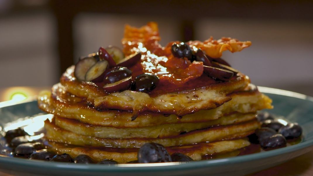 Anders als unsere Pfannkuchen sind American Pancakes dick und fluffig. Wir haben das Rezept für den amerikanische Frühstücksklassiker für dich zusammengestellt.