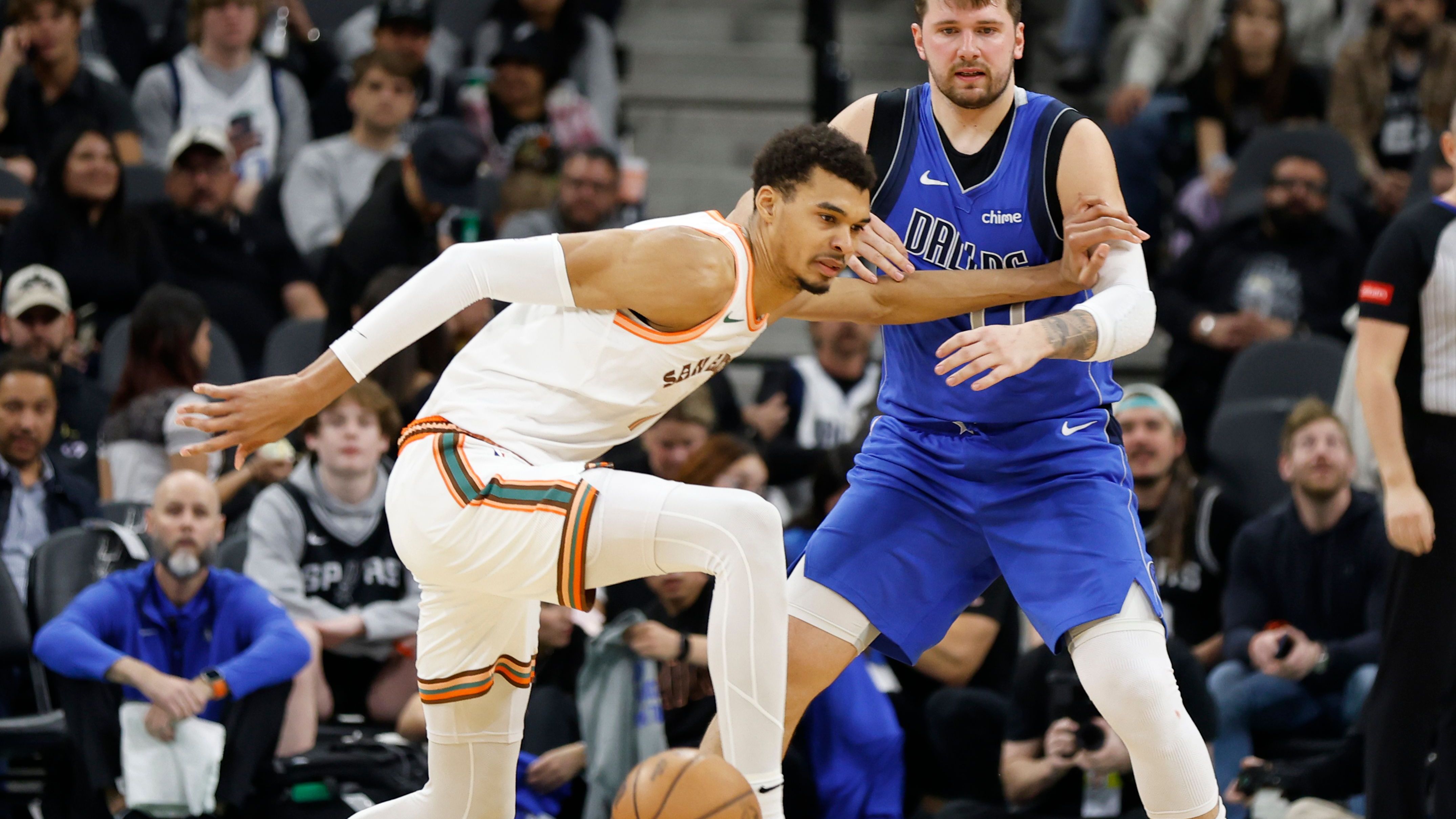 <strong>28. San Antonio Spurs (zuvor Rang 28, 17:56)</strong> <br>Mega-Sieg gegen die Suns – ohne Wembanyama. Der ehemalige Ulmer Sochan knallte eine halbe Minute vor dem Ende den entscheidenden Dreier rein. Beim Erfolg in Utah war Wemby mit einer soliden Leistung dann wieder am Start. Zwei Clutch-Siege in Serie. Überraschend. Die Bilanz über die gesamte Saison in diesen Spielen liegt bei 10:25.