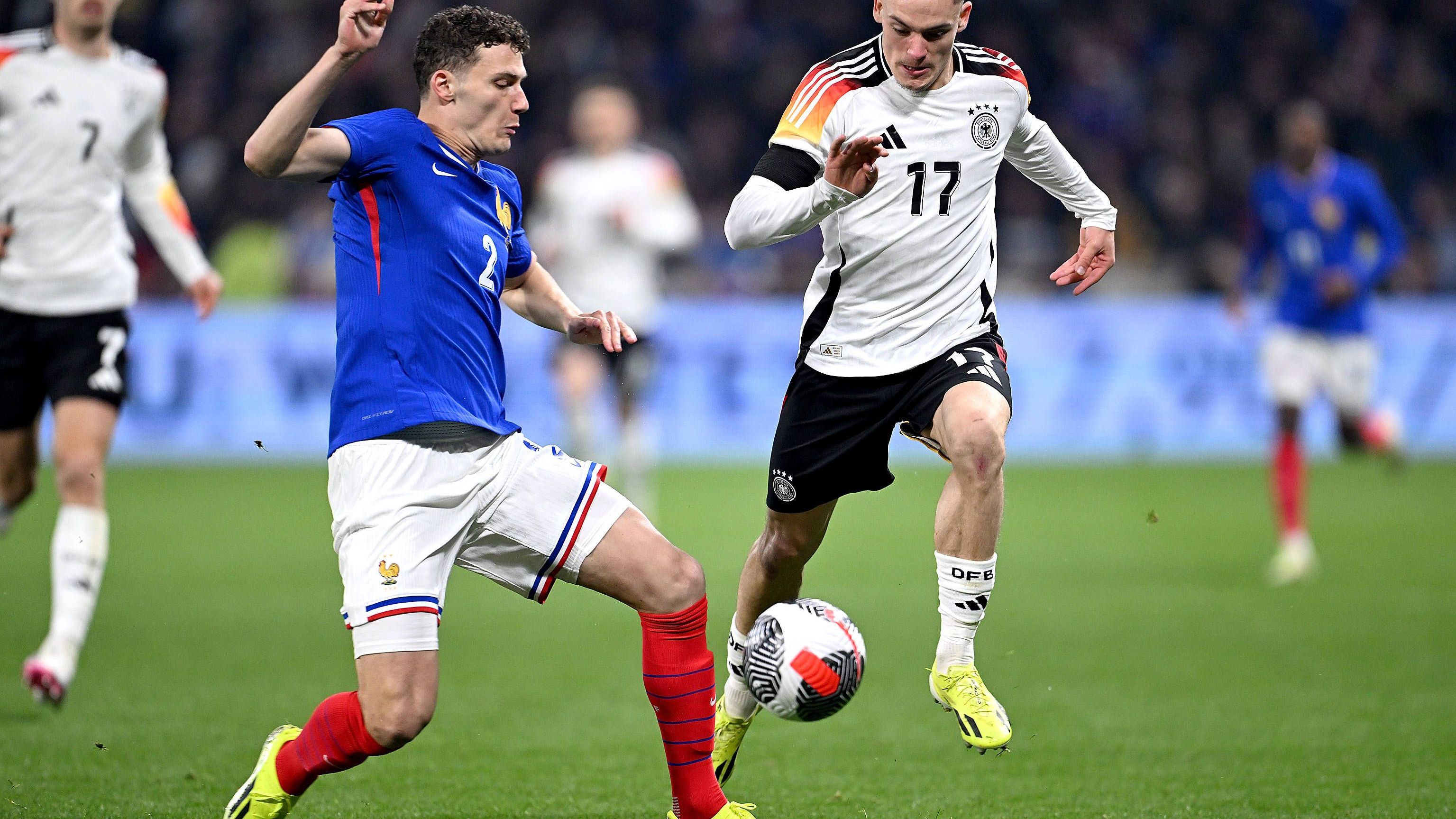 <strong>Benjamin Pavard</strong><br>Wie Kounde hat auch der ehemalige FCB-Profi große Schwierigkeiten mit der Beweglichkeit der deutschen Offensive. Lässt sich mehrfach aus seiner Position ziehen und sieht in den Zweikämpfen oft nicht gut aus. <em><strong>ran</strong></em>-Note: 4