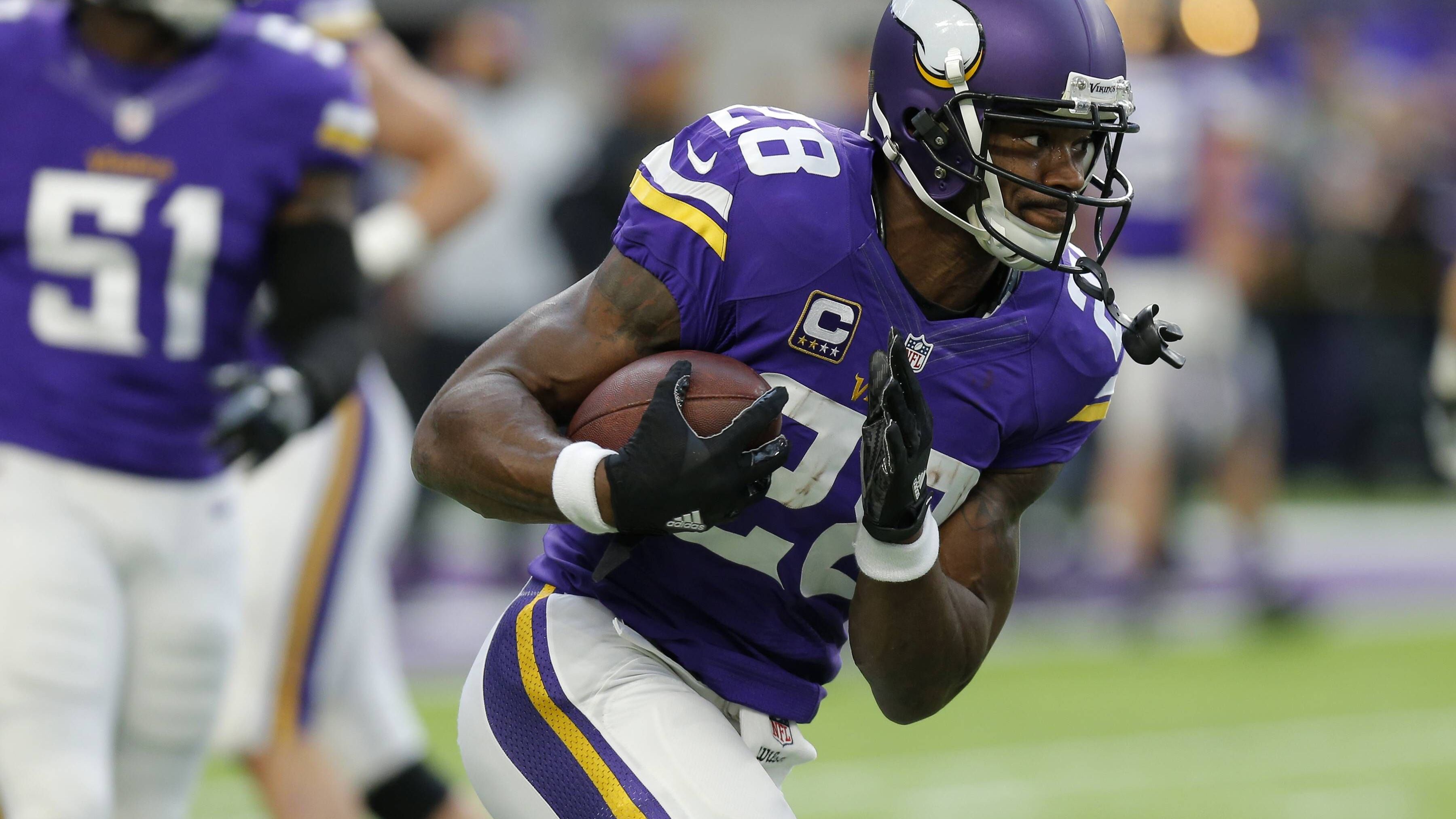 <strong>1. Platz: Adrian Peterson – 102,60 Millionen Dollar<br></strong>- Saisons aktiv: 2007–2021<br>- Teams: Minnesota Vikings, Washington Redskins, New Orleans Saints, Detroit Lions, Arizona Cardinals, Tennessee Titans, Seattle Seahawks