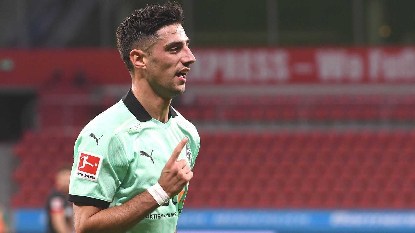 
                <strong>Platz 3: Lars Stindl (Borussia Mönchengladbach)</strong><br>
                Spiele: 16 // Tore: 9 // Vorlagen: 5Der nächste Gladbacher in dieser Liste. Kaum einer hatte Lars Stindl nach der langen Verletzungspause 2019 (Schienbeinbruch) nochmal eine solche Saison zugetraut. Doch für die Borussia ist der 32-Jährige derzeit unverzichtbar - seine 14 Scorerpunkte in nur 15 Spielen sprechen eine deutliche Sprache. Beim neuerlichen 2:1-Sieg in Stuttgart erzielte er das 1:0 selbst und legte das 2:1 auf. Mit dieser Ausbeute ist er aktuell der drittgefährlichste deutsche Profi.
              