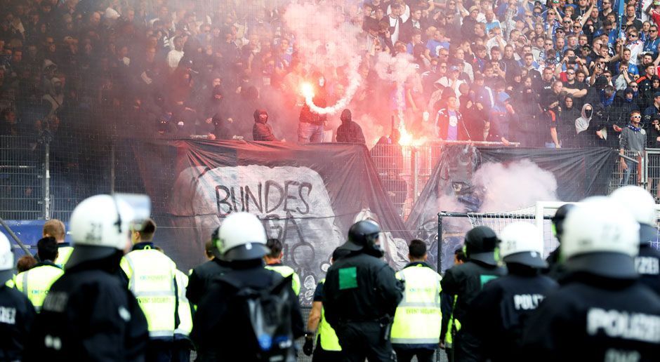 
                <strong>Vermummte auf den Rängen</strong><br>
                Vermummte im HSV-Block werfen Bengalos aufs Spielfeld.
              