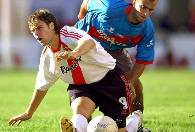 
                <strong>Fernando Cavenaghi (2003)</strong><br>
                Wer mit 20 Jahren als bester Torschütze bei der U-20-WM auffällt, dem wird normalerweise eine große Karriere winken. Nicht so bei Fernando Cavenaghi. Der Argentinier, der mittlerweile wieder bei River Plate spielt, benötigte 2001 auch nur zwei Treffer, um diesen Titel zu bekommen.
              