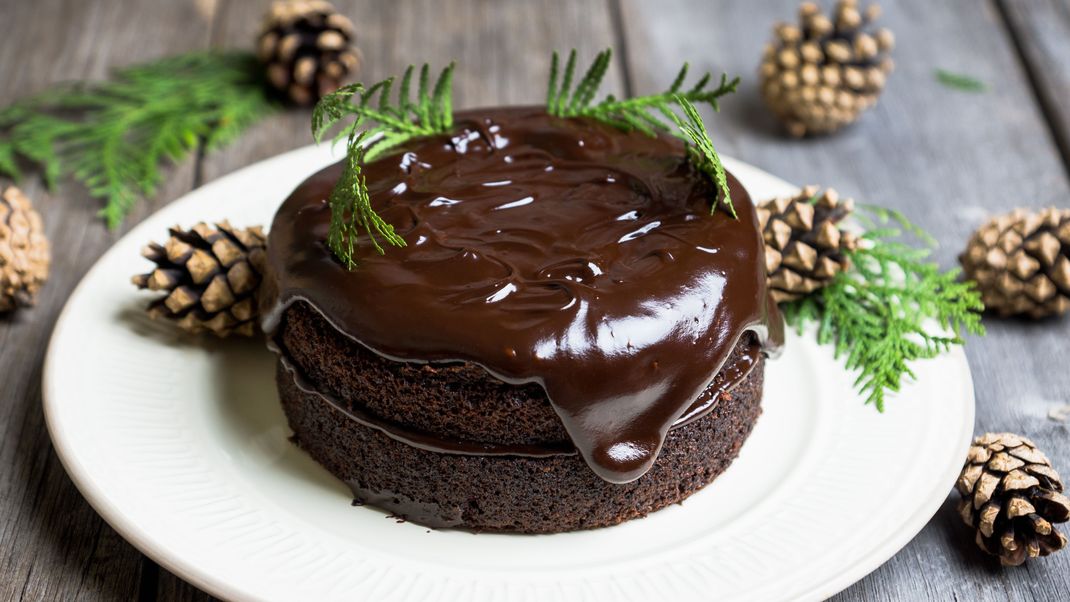 Eine weihnachtliche Torte für alle Lebkuchen-Fans, die auch Back-Anfänger:innen hinbekommen.