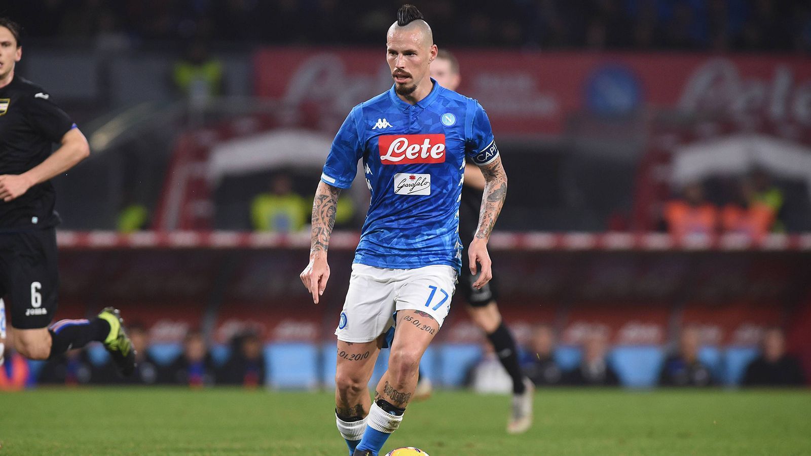 
                <strong>Marek Hamsik: Das besitzt der Fußball-Star alles </strong><br>
                Marek Hamsik ist Fußball-Fans vor allem aus seiner erfolgreichen Zeit beim SSC Neapel bekannt. Der Slowake – momentan beim türkischen Erstligist Trabzonspor aktiv – ist aber ebenfalls ein sehr erfolgreicher Geschäftsmann. Neben einem eigenen Wein und einem eigenen Freizeitpark ist der 35-Jährige in noch anderen Branchen unterwegs. ran zeigt sein Imperium im Überblick.
              