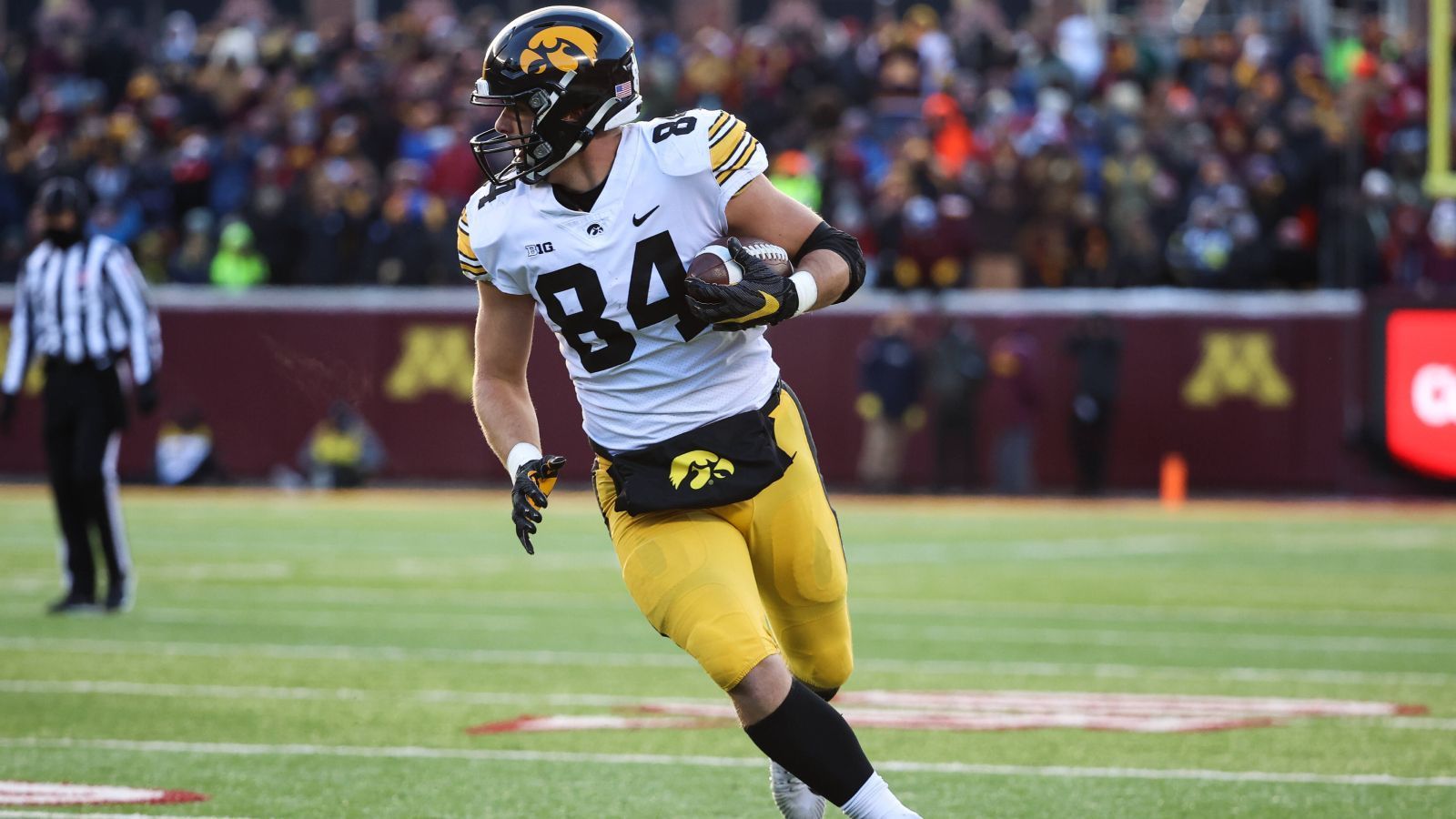 
                <strong>24. Pick: Jacksonville Jaguars - TE Sam LaPorta (Iowa)</strong><br>
                Tight End Nummer zwei der Klasse geht mit Sam LaPorta von Iowa zu den Jacksonville Jaguars. Er hatte am College zwar nicht die besten Statistiken, aber er wurde bei gegnerischen Defensive Coordinators als absoluter Playmaker gefürchtet. Einige sehen sogar Parallelen zu George Kittle, der bekanntlich auch für Iowa spielte.
              