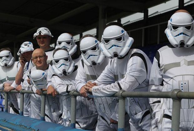 
                <strong>Englische Fans als Stormtroopers im Stadion</strong><br>
                Jedes Jahr lassen sich die Fans für das letzte Auswärtsspiel eine besondere Verkleidung einfallen: die Schlümpfe, Pinguine oder eben wie in diesem Jahr als Stormtroopers. Für die Mannschaft war die Fanaktion aber wohl kein besonderer Ansporn. Hartlepool United verlor das Spiel mit 0:5.
              