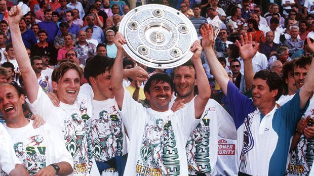 
                <strong>Meister Werder Bremen</strong><br>
                Otto Rehhagel, Andi Herzog und Klaus Allofs führen Werder Bremen zur Deutschen Meisterschaft.
              