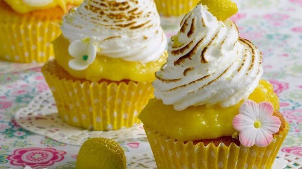 Enie backt: Rezept-Bild Cupcakes mit Zitronentopping und Baiserhäubchen	