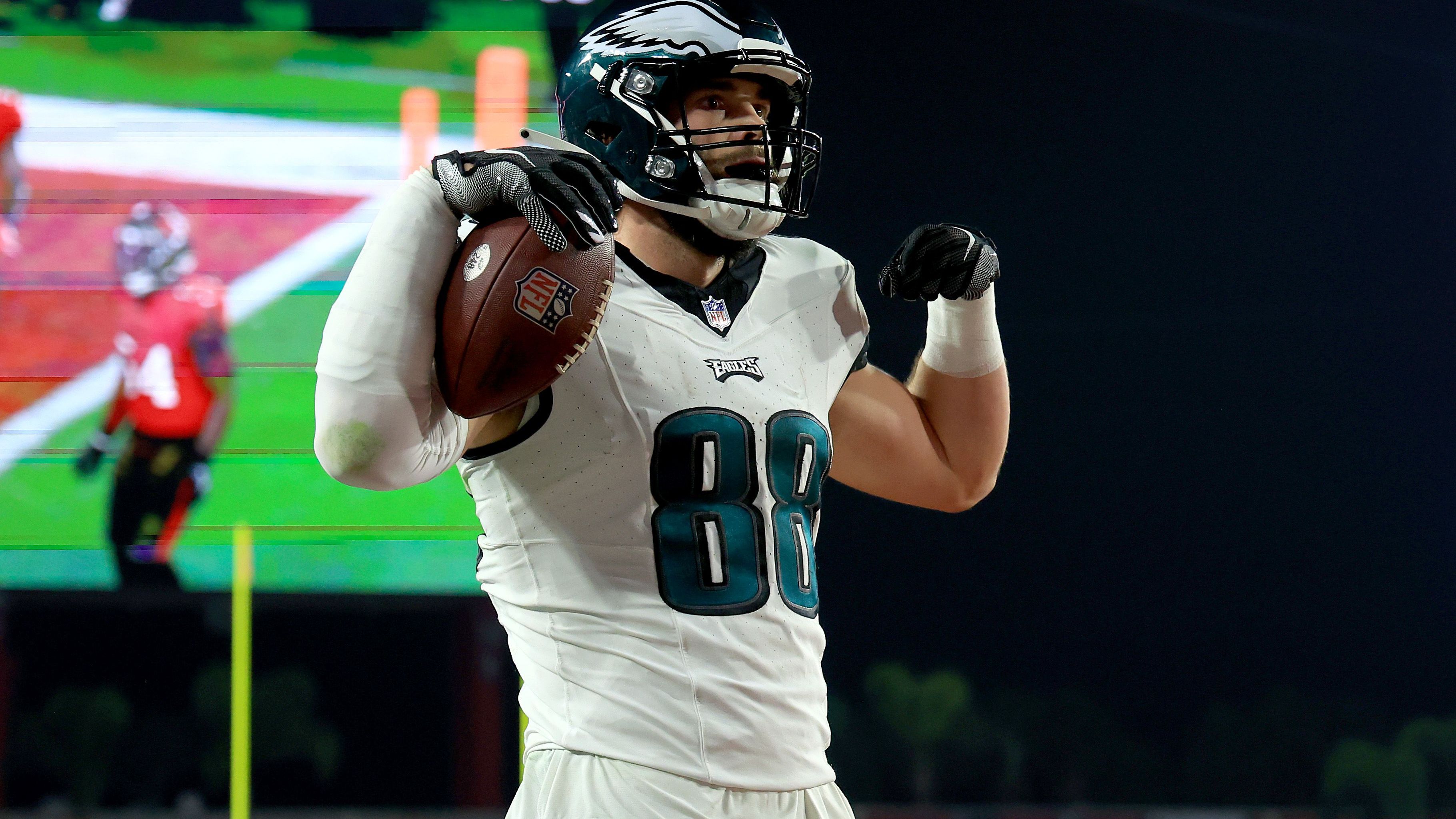 <strong>Philadelphia Eagles: Dallas Goedert (Tight End)<br></strong><strong>Vertragdetails</strong>: 1 Jahr, 10 Millionen US-Dollar<br>Unter der Leitung von Howie Roseman lassen sich kaum schlechte Deals ausmachen. Bryce Huff wäre ein Kandidat gewesen, wurde aber getradet. Vielleicht verdient der erfahrene Tight End Dallas Goedert ein bisschen zu viel. Aber auch sein Gehalt bewegt sich eigentlich noch in einem tragbaren Rahmen.