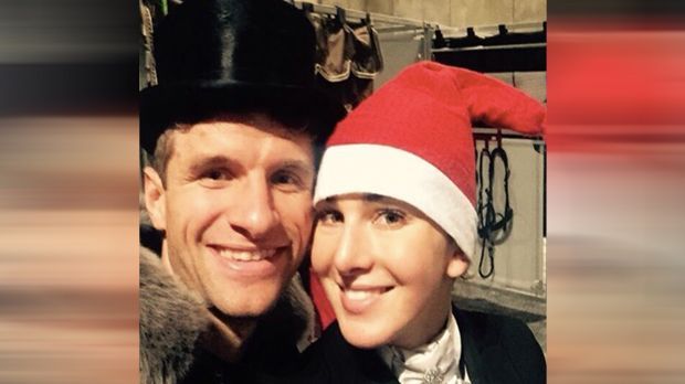
                <strong>Thomas Müller</strong><br>
                Es müllert auch zu Weihnachten: Weltmeister Thomas Müller und seine Frau Lisa posten zum "Fest der Liebe" diesen Schnappschuss. 
              