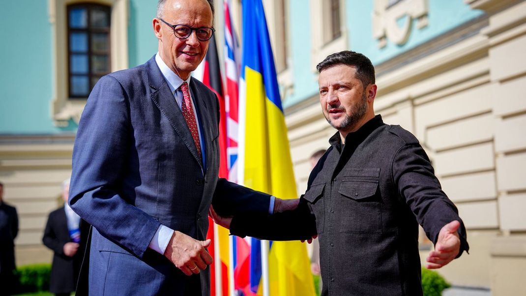 Bundeskanzler Friedrich Merz (l), wird von Wolodymyr Selenskyj, Präsident der Ukraine, vor dem Marienpalast in Kiew empfangen.