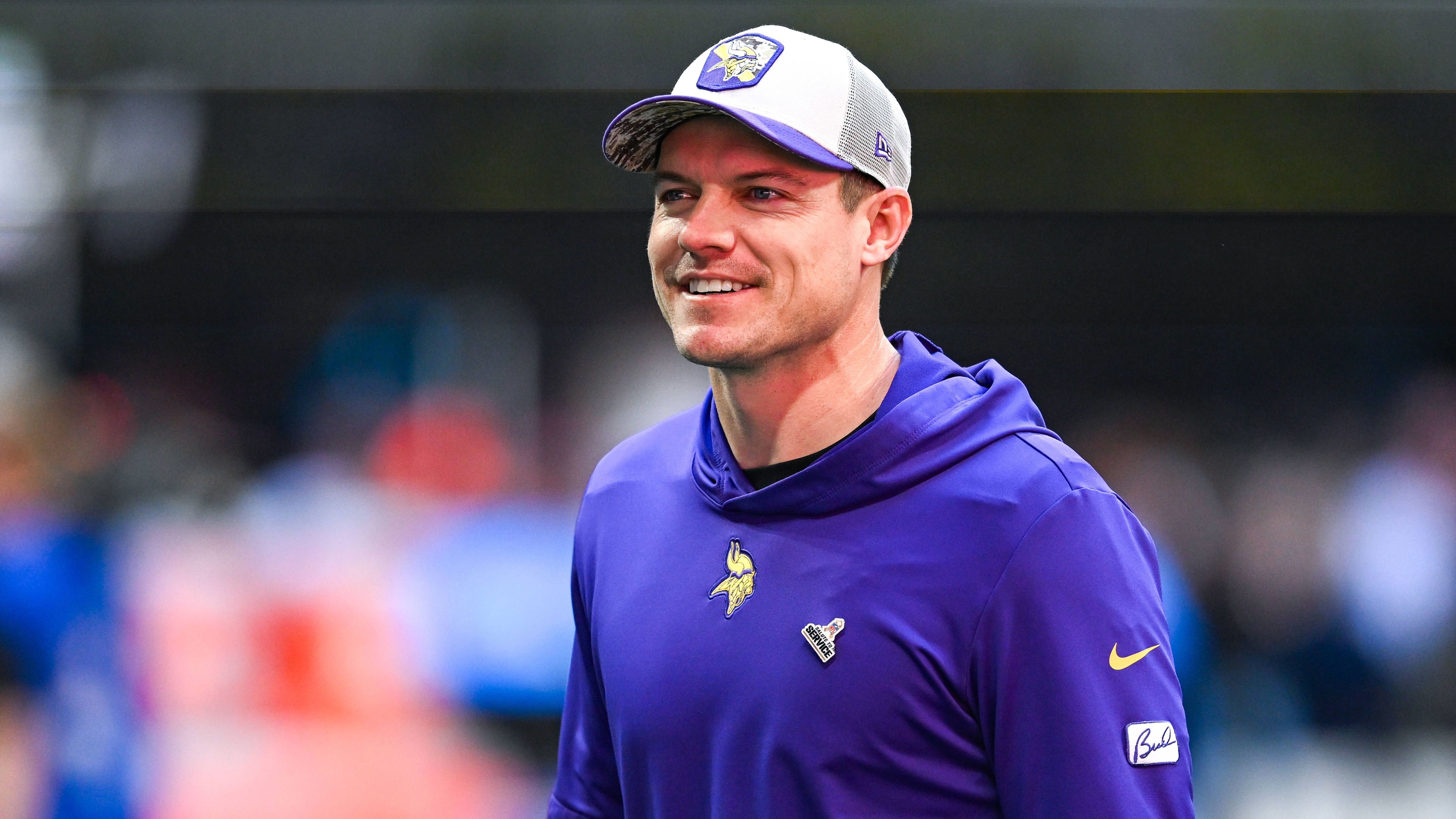 <strong>Platz 8: Minnesota Vikings um Head Coach Kevin O'Connell</strong><br>Aus Sam Darnold zauberte Kevin O'Connell einen guten bis sehr guten Starter. Auch die Anstellung von Brian Flores als Defensive Coordinator entpuppte sich mehr und mehr als sehr gute Entscheidung. Die Vikings gewannen 14 Spiele in der vergangenen Saison, O'Connell landet zurecht in der Top 10.