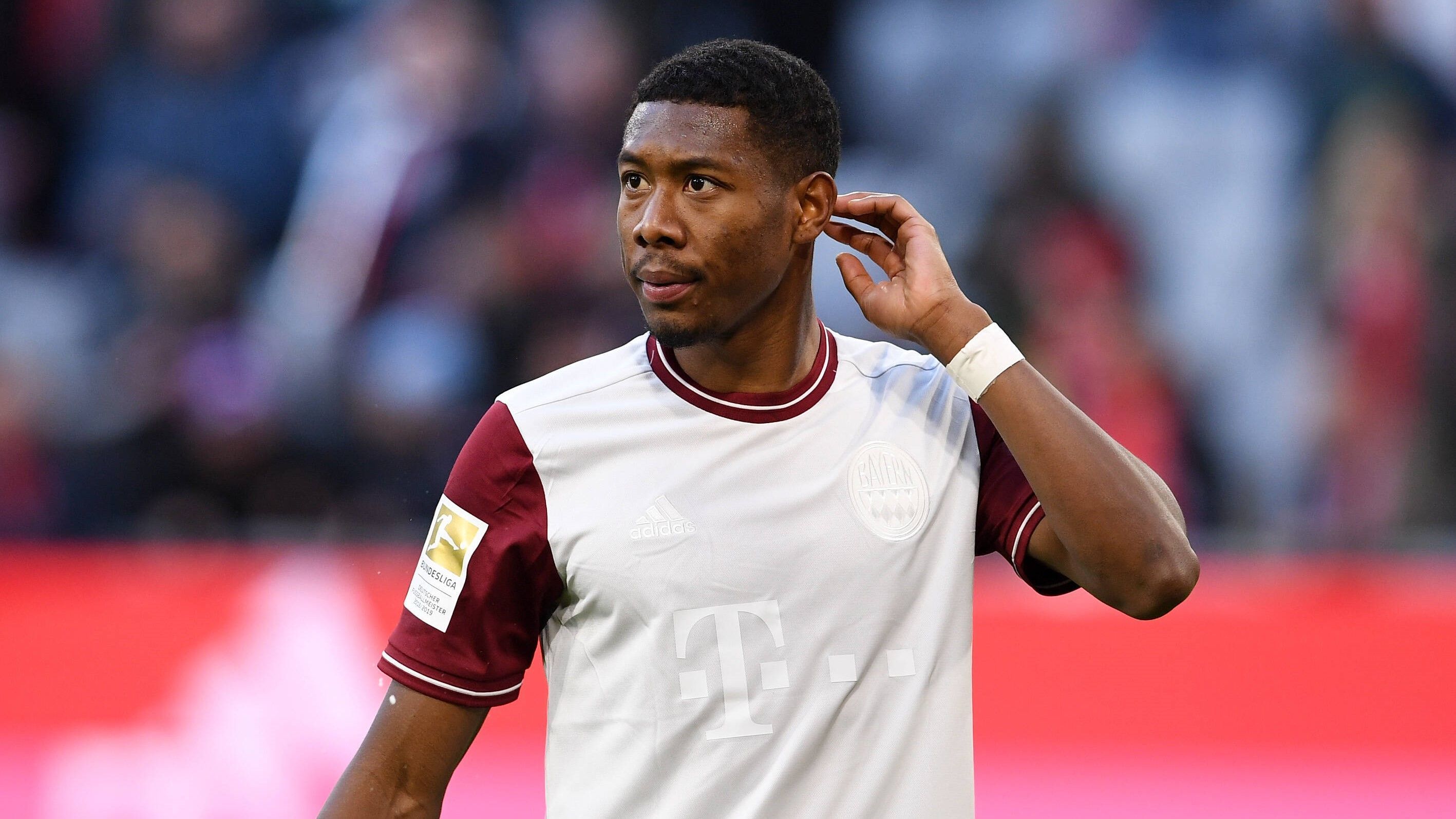 
                <strong>David Alaba (FC Bayern)</strong><br>
                Bayern-Star David Alaba hat seinen Vertrag in München noch nicht verlängert. Doch hängt das auch mit einem bevorstehenden Wechsel zusammen? Wie die spanischen Medien berichten, soll sich allen voran der FC Barcelona um den 27-jährigen Österreicher bemühen. Der kommende Sommer wäre zugleich die letzte Gelegenheit für die Münchner, vor Alabas Vertragsende 2021 noch eine Ablösesumme zu erhalten. Alabas neuer Berater Pini Zahavi soll zudem in Verhandlungen mit Real Madrid stehen. Die Premier League soll hingegen kein Ziel des Verteidigers sein. Dies ließ sein Berater bereits verlauten, als ein möglicher Sane-Tausch mit dem Bayern-Star in Verbindung gebracht wurde.
              