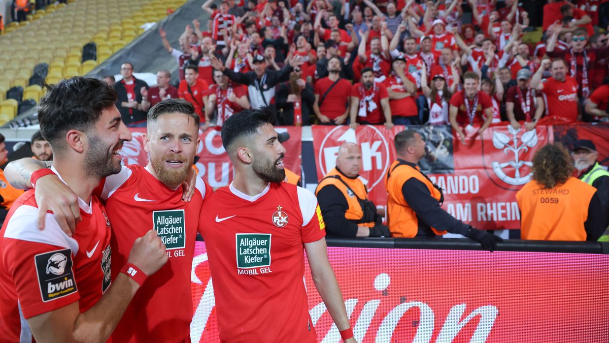 1. FC Kaiserslautern Spieler nach der Relegation mit ihren Fans