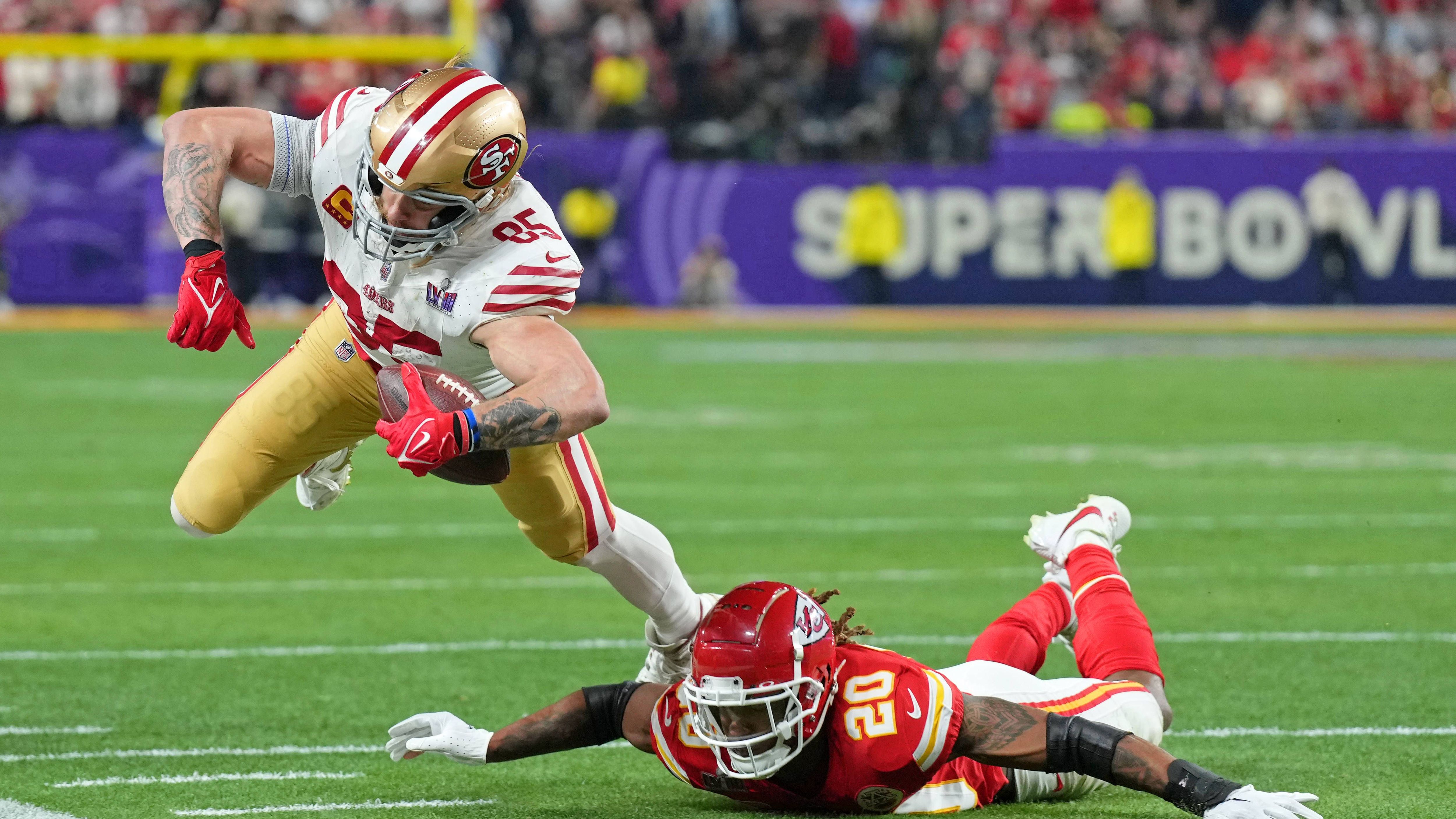 <strong>Tight End: George Kittle (San Francisco 49ers)</strong> <br>Selbstverständlich hätte auch Kelce von den Kansas City Chiefs als Hauptanspielstation von Patrick Mahomes den Titel verdient. Aber um ehrlich zu sein: Das ganze Taylor-Swift-Ding nervt ein wenig. Deshalb ist Kittle unser MVP.