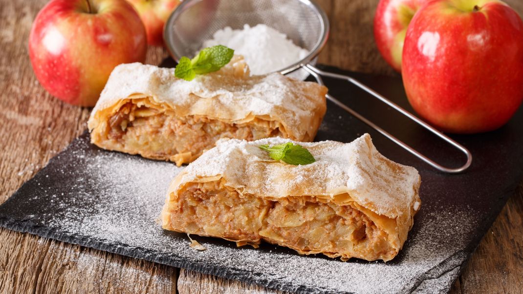 Mit diesem Rezept hast du in Windeseile einen leckeren Apfelstrudel auf dem Tisch.