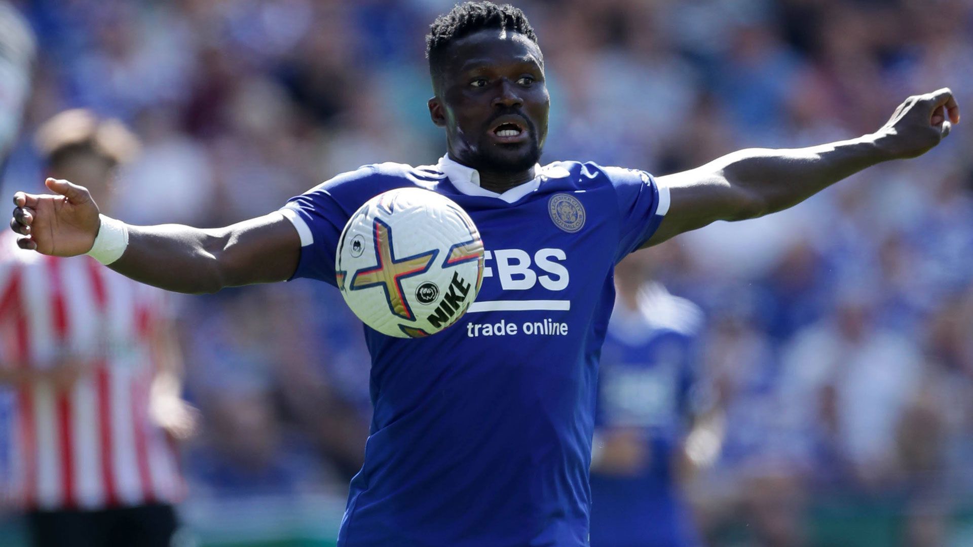 
                <strong>Daniel Amartey (Leicester City)</strong><br>
                Daniel Amartey spielt seit 2016 beim Premier-League-Klub Leicester City. Dort besitzt der Innenverteidiger noch einen Vertrag bis kommenden Sommer. Ob Zahavi aktuell überhaupt Interesse an einem Wechsel nach München hätte? Obendrein besteht an der Säbener Straße kein Bedarf an zentralen Verteidigern. Bleibt abzuwarten, ob sich das in den nächsten zwölf Monaten ändert, sollten beispielsweise Benjamin Pavard oder Dayot Upamecano die Münchner verlassen. Amartey könnte dann eine ablösefreie Alternative werden.
              