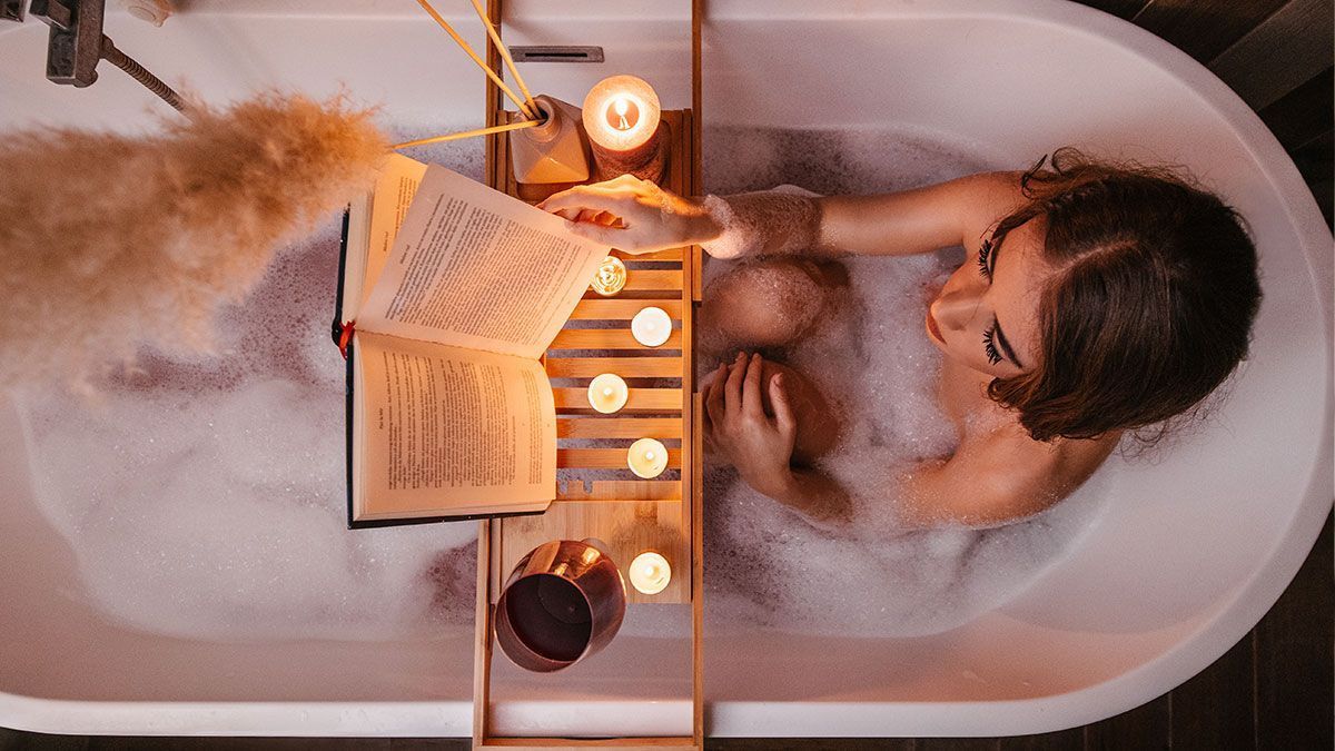 Entspannung pur: Welche Zutaten kommen in eure Badewanne, wenn ihr Abschalten und Entspannen wollt? Lasst euch von unseren Beauty-Hacks inspirieren! 