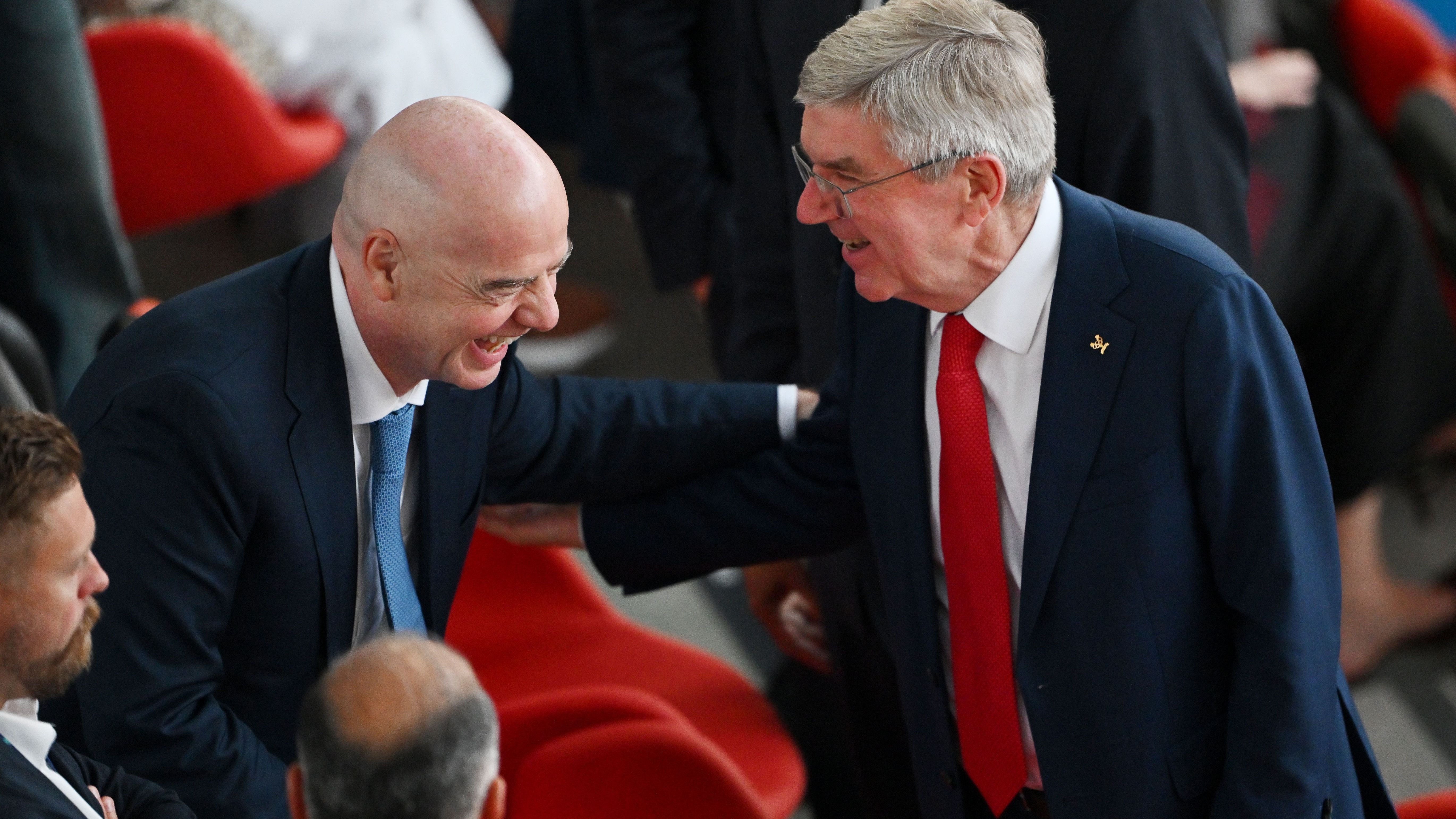 <strong>Thomas Bach</strong><br>Jedenfalls verstand sich Infantino prächtig mit IOC-Präsident Thomas Bach, der nur noch wenige Wochen als mächtigster Mann im Weltsport amtiert. Ihm folgt mit Kirsty Coventry bekanntlich erstmals eine Frau auf dem Thron.