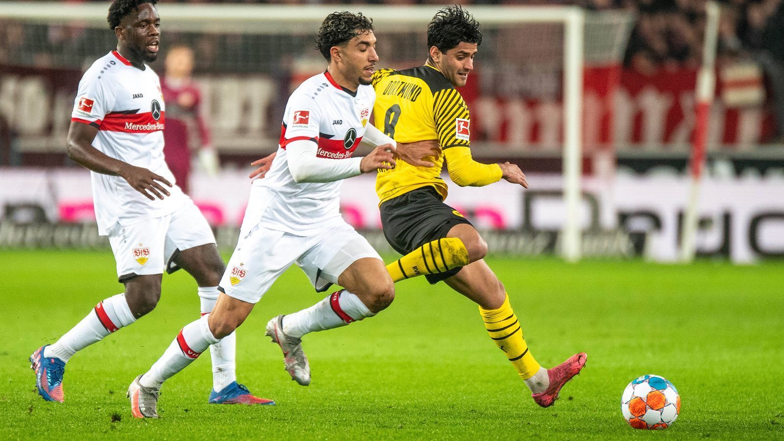 
                <strong>Mahmoud Dahoud</strong><br>
                Versucht es nach 22 Minuten aus der Distanz und haut den Ball auf die Tribüne. Bleibt ansonsten unauffällig. Muss nach etwas mehr als einer halben Stunde mit einer Schulterverletzung raus. ran-Note: 3
              
