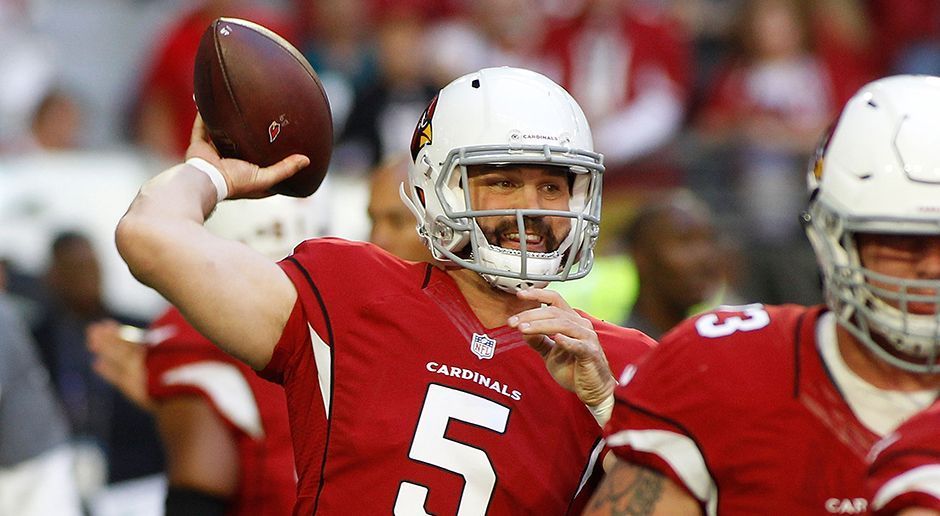 
                <strong>Platz 3: Arizona Cardinals - Drew Stanton</strong><br>
                Dass Drew Stanton Carson Palmer bei den Arizona Cardinals zumindest ansatzweise ersetzen kann, bewies der Quarterback in der vergangenen Saison, als er die San Francisco 49ers mit 33:21 vom Platz fegte. Auch sein Arbeitgeber hat großes Vertrauen in den Ersatzmann, stattete ihn 2016 mit einem Zweijahresvertrag über 6.5 Millionen Dollar aus.
              