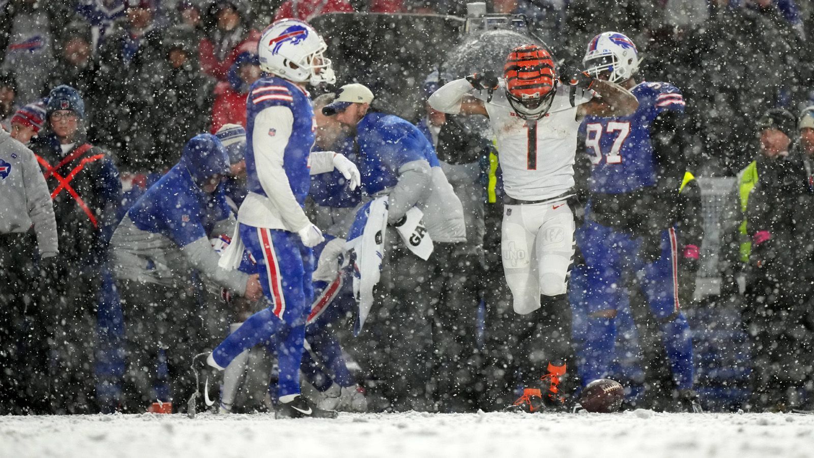 
                <strong>Damar Hamlin dabei? Buffalo Bills at Cincinnati Bengals</strong><br>
                Allein schon wegen der emotionalen Verbindung zu Damar Hamlin ist das Aufeinandertreffen zwischen den Bengals und Bills am 5. November (9. Spieltag) ein Highlight im neuen Kalender. Vermutlich sogar mit einer passenden Hommage an den Bills-Safety, der zurück in die NFL möchte.
              