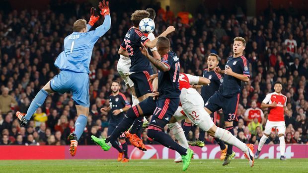 
                <strong>Neuer Patzer</strong><br>
                Wie um alles in der Welt - werden sich auch zahlreiche Bayern-Fans gedacht haben. Nur geht es weiter mit: konnte das passieren? Neuer kommt bei einem Freistoß aus seinem Fünfer - und greift daneben!
              