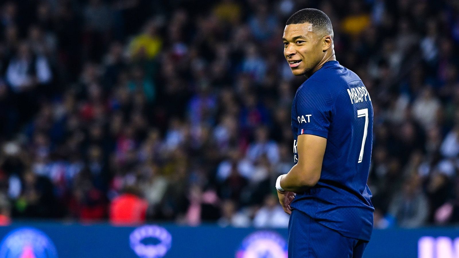 
                <strong>Mbappe jetzt bestbezahlter Sportler</strong><br>
                Mit 630 Millionen Euro binnen drei Jahren steigt Mbappe übrigens zum bestbezahlten Sportler der Welt auf. Dahinter folgen Lionel Messi (2017 zahlte ihm der FC Barcelona 555 Mio über vier Jahre) und Star-Quarterback Patrick Mahomes (2010 zahlten im die Kansas City Chiefs 510 Mio über zehn Jahre). 
              