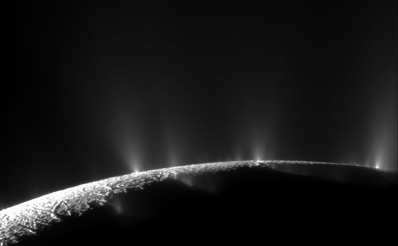 Am Südol des Saturnmonds Enceladus fotografierte Cassini, wie Geysire entlang einer tektonischen Verwerfung Kilometer hohe Eisfontänen in den Weltraum spucken. Erklärung der Wissenschaft: Während der Mond um Saturn läuft, wird sein Inneres durch die Schwerkraft des Riesenplaneten regelrecht durchgewalkt. Dabei schmilzt ein Teil des Eises und drückt als flüssiges Wasser durch den Eispanzer an die Oberfläche. 
