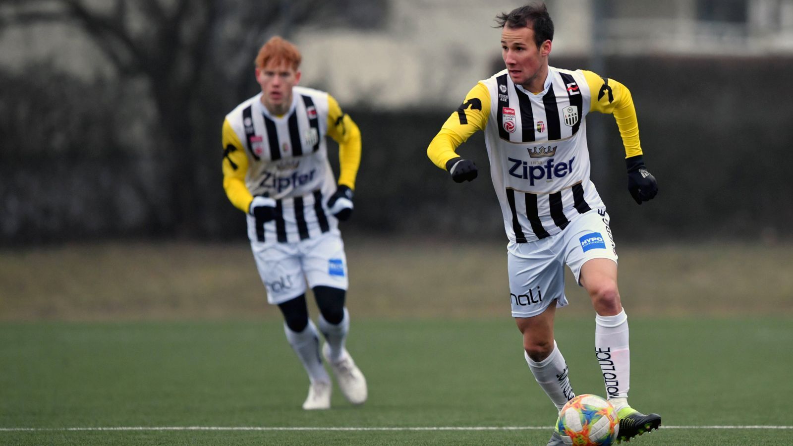 
                <strong>Fabian Benko (LASK)</strong><br>
                Wie Gaudino, so durfte vor einigen Jahren auch der Deutsch-Kroate Fabian Benko bei den Bayern-Profis ein wenig reinschnuppern. Zum Durchbruch hat es nicht gereicht, weshalb der heute 21-Jährige im Sommer 2018 zum österreichischen Bundesliga-Klub LASK wechselte. Doch auch bei den Linzern konnte sich der gebürtige Münchner noch nicht wirklich behaupten. So trug Benko zum Vizemeistertitel der Vorsaison nur durch drei Liga-Einsätze aktiv bei. In der laufenden Saison kam das einstige Bayern-Talent noch überhaupt nicht für die LASK-Profis zum Einsatz, allerdings in der zweithöchsten Spielklasse beim Kooperationsverein FC Juniors OÖ.
              