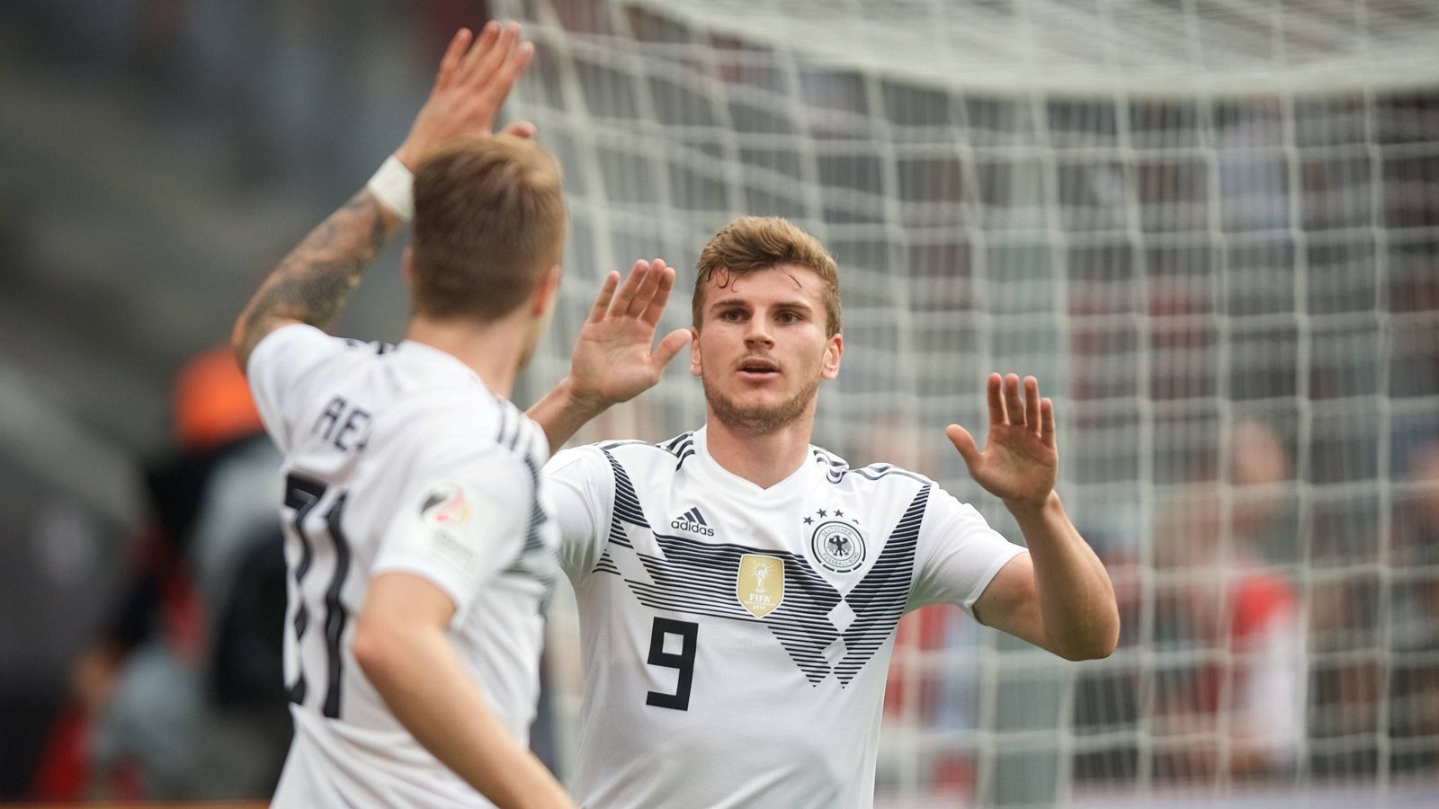 
                <strong>Gewinner: Timo Werner</strong><br>
                Timo Werner ist die Nummer 1 im deutschen Angriff. Kein Wagner, kein Petersen, kein Gomez. Mit dem stark herausgespielten Tor gegen Saudi-Arabien bestätigt der Leipziger Löws Entscheidung, auf ihn zu setzen.
              