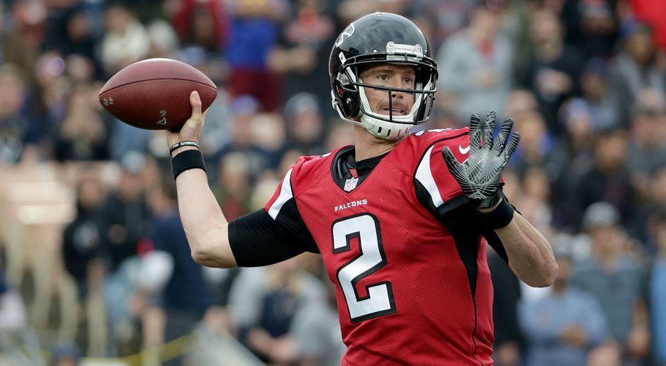 
                <strong>Platz 9: Atlanta Falcons (8:5 / Vorwoche: Neu in Top 10)</strong><br>
                Die Ausfälle von Mohamed Sanu und Julio Jones scheinen die Atlanta Falcons nicht sonderlich zu stören. Zugegeben, für einen Sieg gegen die Los Angeles Rams ist man vielleicht nicht unbedingt auf seine Top-Receiver angewiesen. Dennoch muss man die Rams erst einmal so abfertigen, wie es die Falcons in Week 14 taten. Matt Ryan führte sein Team mit 18 Pässen für 237 Yards und drei Touchdowns zum ungefährdeten Sieg.
              