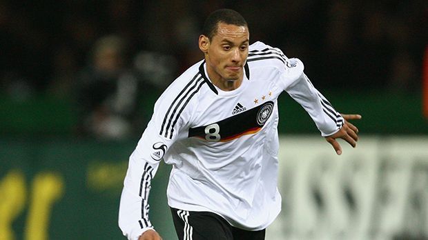 
                <strong>Jermaine Jones (EM 2008)</strong><br>
                Jermaine Jones (EM 2008): Genau drei Spiele bestritt Jermaine Jones für die deutsche A-Nationalmannschaft. Nachdem Löw ihn für die Europameisterschaft 2008 aus dem erweiterten Kader strich, wechselte Jones die Nationalität und lief fortan im US-Trikot auf.
              