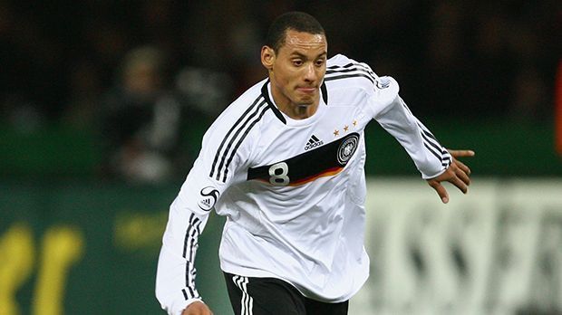 
                <strong>Jermaine Jones (EM 2008)</strong><br>
                Jermaine Jones (EM 2008): Genau drei Spiele bestritt Jermaine Jones für die deutsche A-Nationalmannschaft. Nachdem Löw ihn für die Europameisterschaft 2008 aus dem erweiterten Kader strich, wechselte Jones die Nationalität und lief fortan im US-Trikot auf.
              