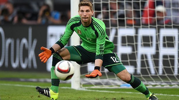 
                <strong>Ron-Robert Zieler (Hannover 96)</strong><br>
                Ron-Robert Zieler (Hannover 96): Nach Manuel Neuer ist Zieler der zweiterfahrenste Torhüter im Kader. Er betritt bisher trotzdem nur sechs A-Länderspiele, stand aber im Kader der EM 2012 und WM 2014. Er ist der einzige deutsche Nationaltorwart, der mit einer Roten Karte vom Platz flog. In der Bundesliga steckt Zieler mit Hannover mitten im Abstiegskampf und kann keine internationalen Spiele vorweisen. Ob das ein Ausschlusskriterium für das Trainerteam ist?
              